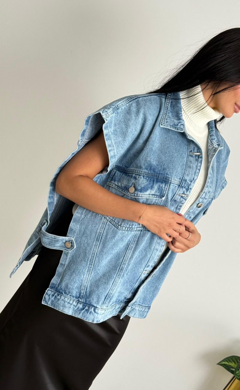 Chaleco oversize en denim con pasadores laterales