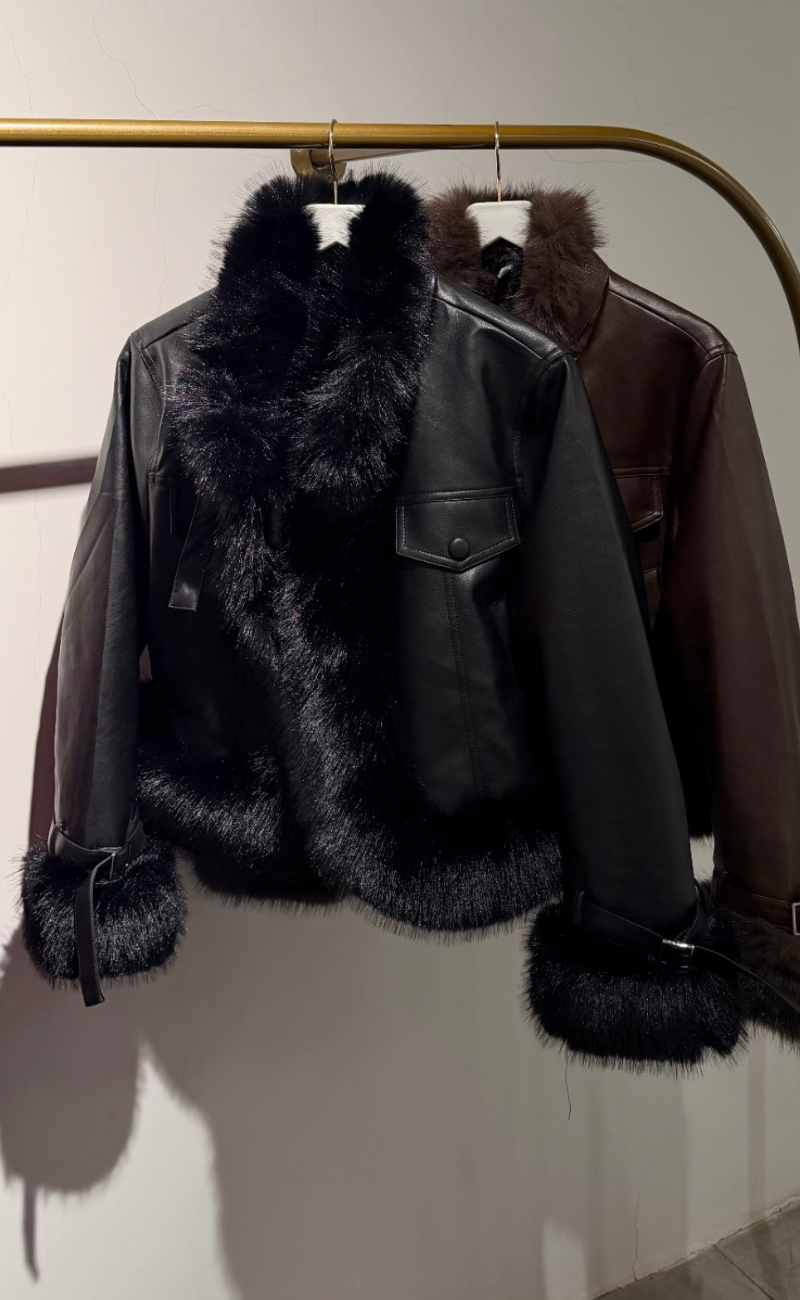 Chaqueta en cuerotex con cuello y puños en pelo sintético