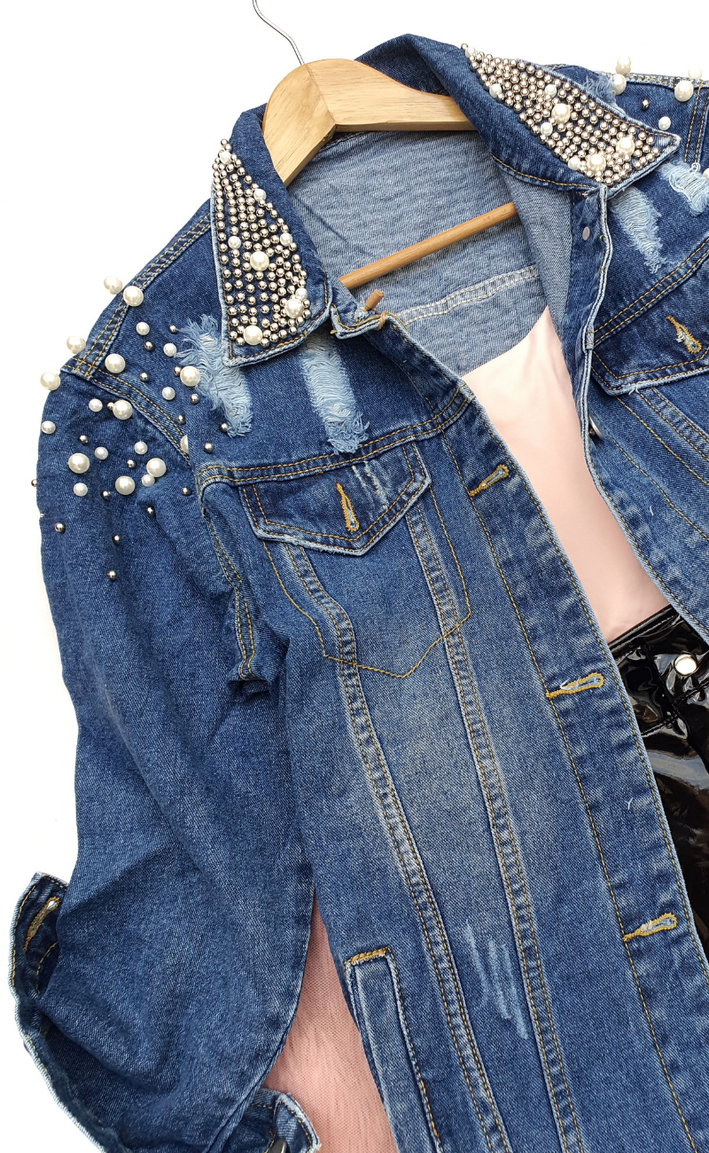 Gabán en jean rígido con taches tipo perla