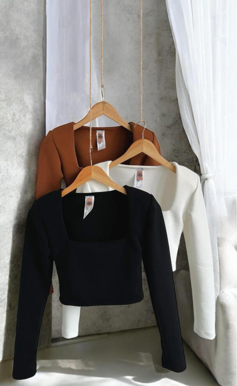Blusa crop top cuello cuadrado con hombreras