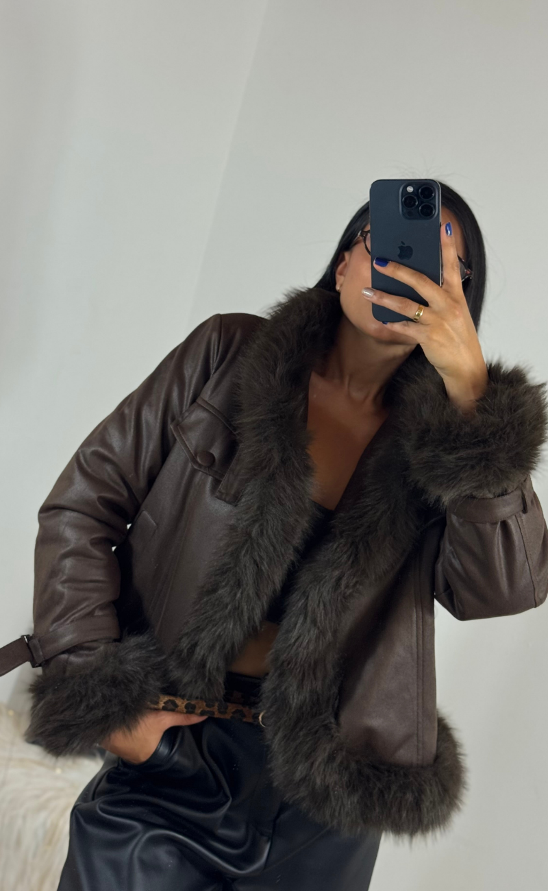 Chaqueta en cuerotex con cuello y puños en pelo sintético