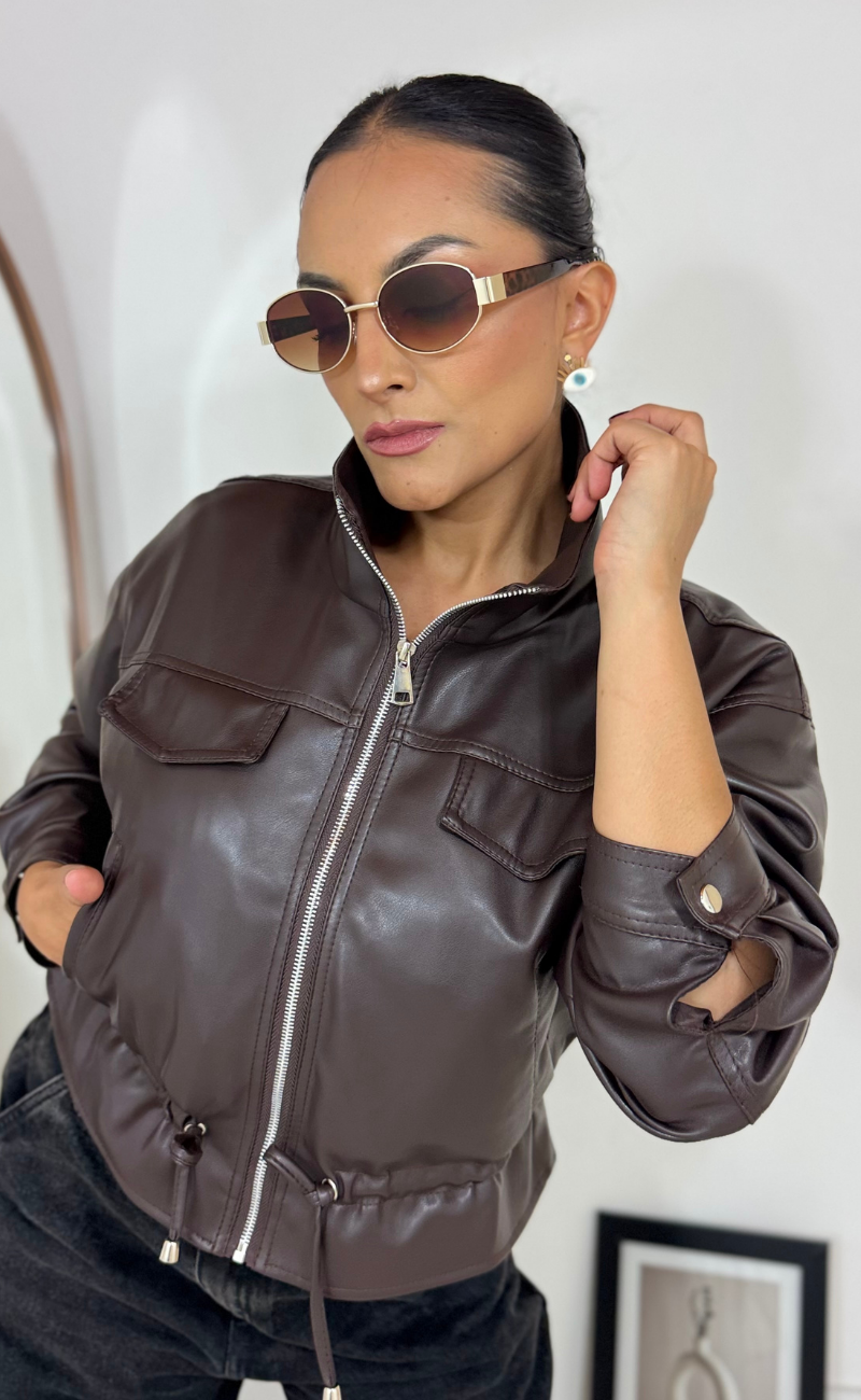 Chaqueta Bomber en Cuerotex con Cremallera Metalizada – Marrón y Negro