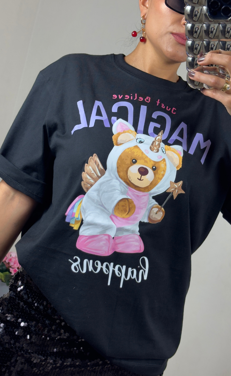 Camiseta negra oversize con gráfico de osito