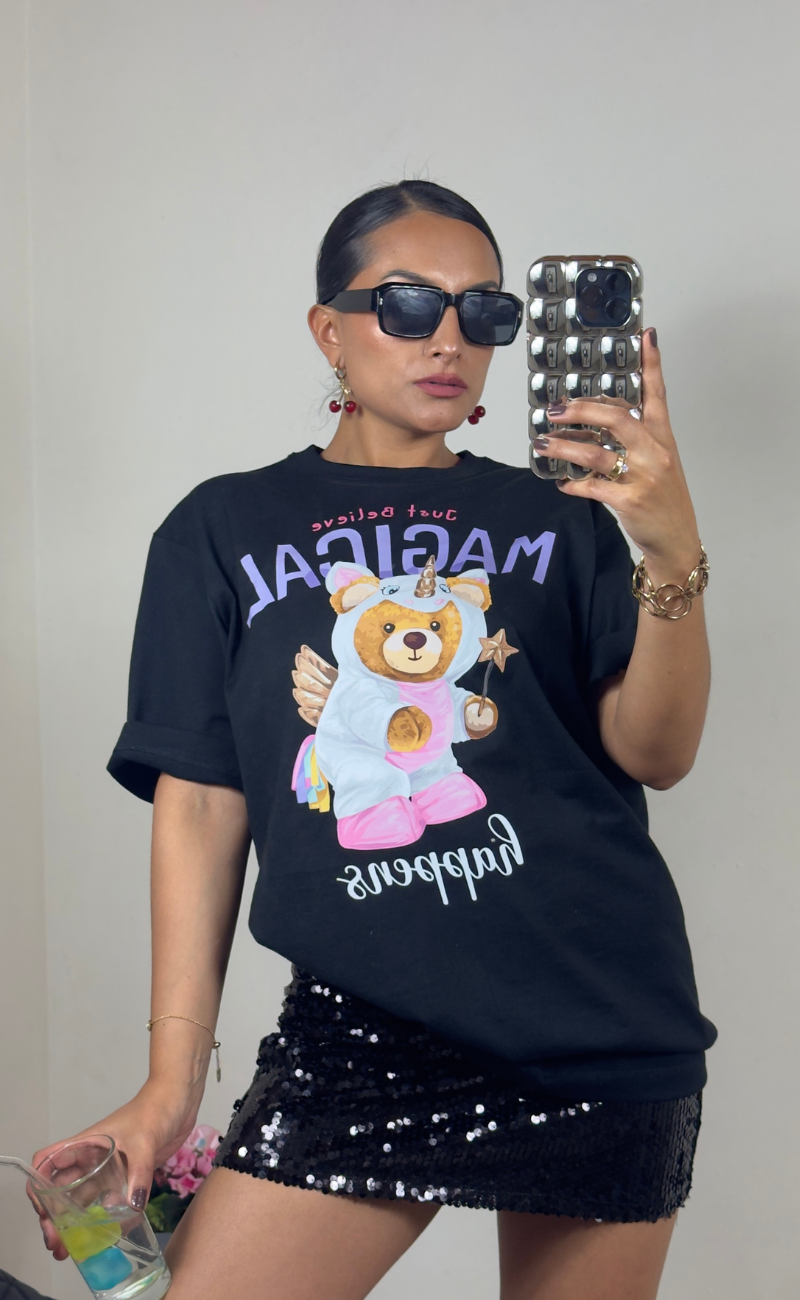 Camiseta negra oversize con gráfico de osito