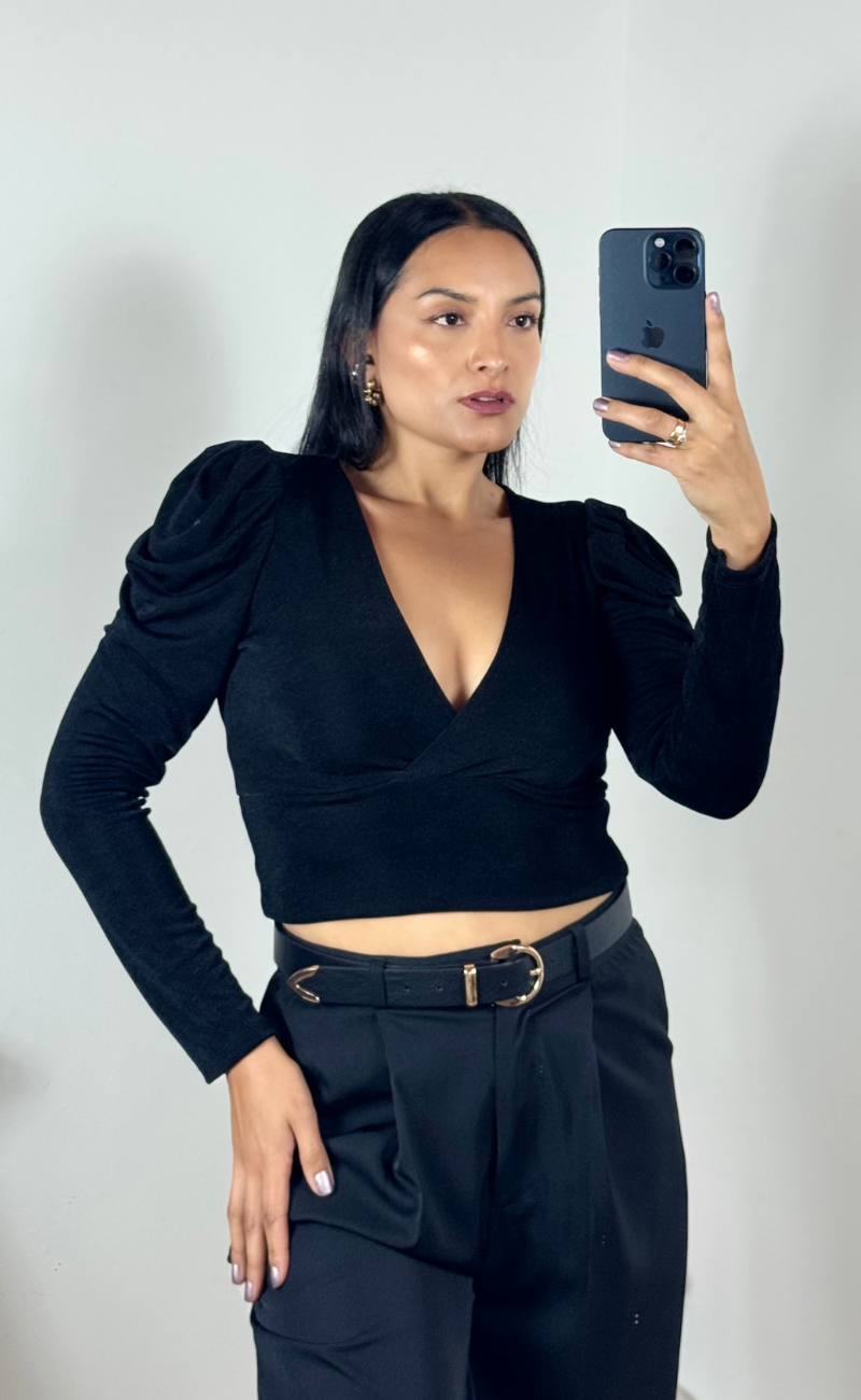 Blusa corta con escote en V y mangas puff- Negro y Vino Tinto