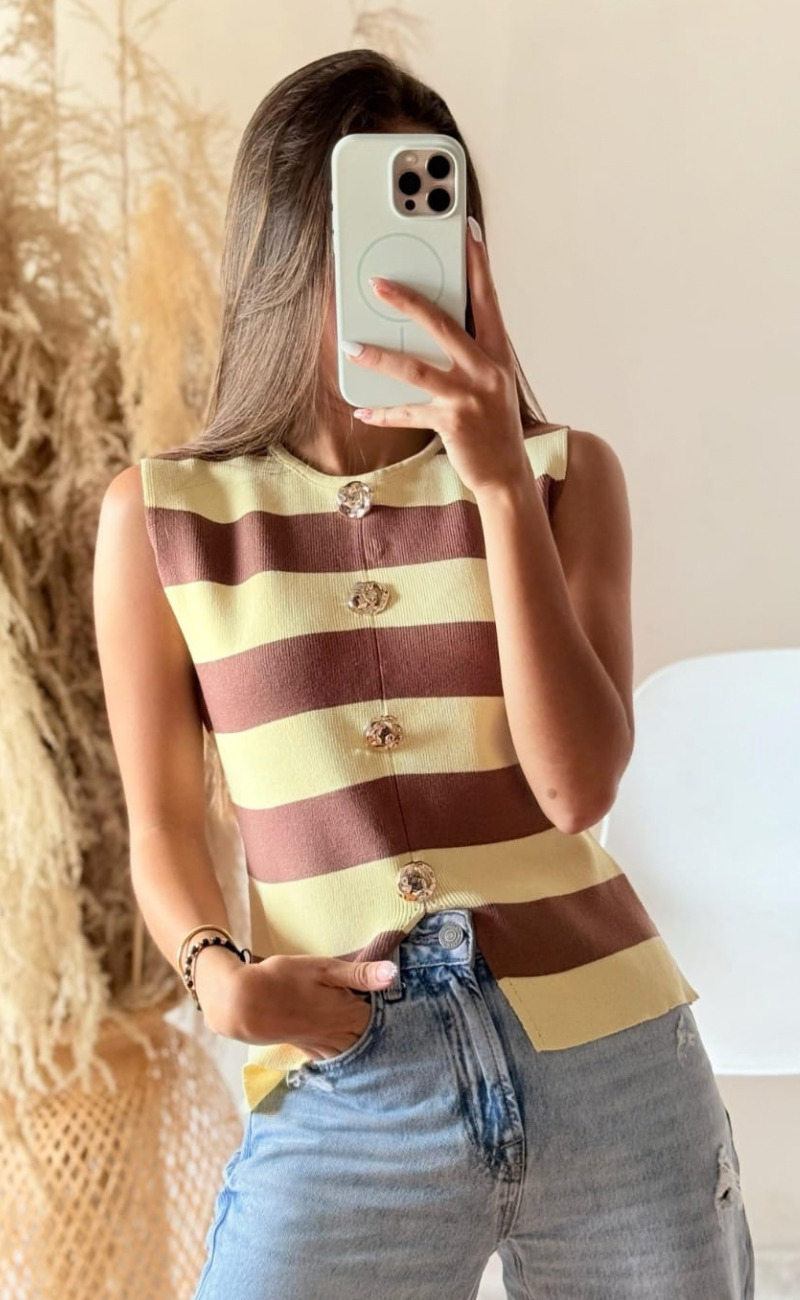 Chaleco Tejido en Hilo con Spandex y Botonera Martillada