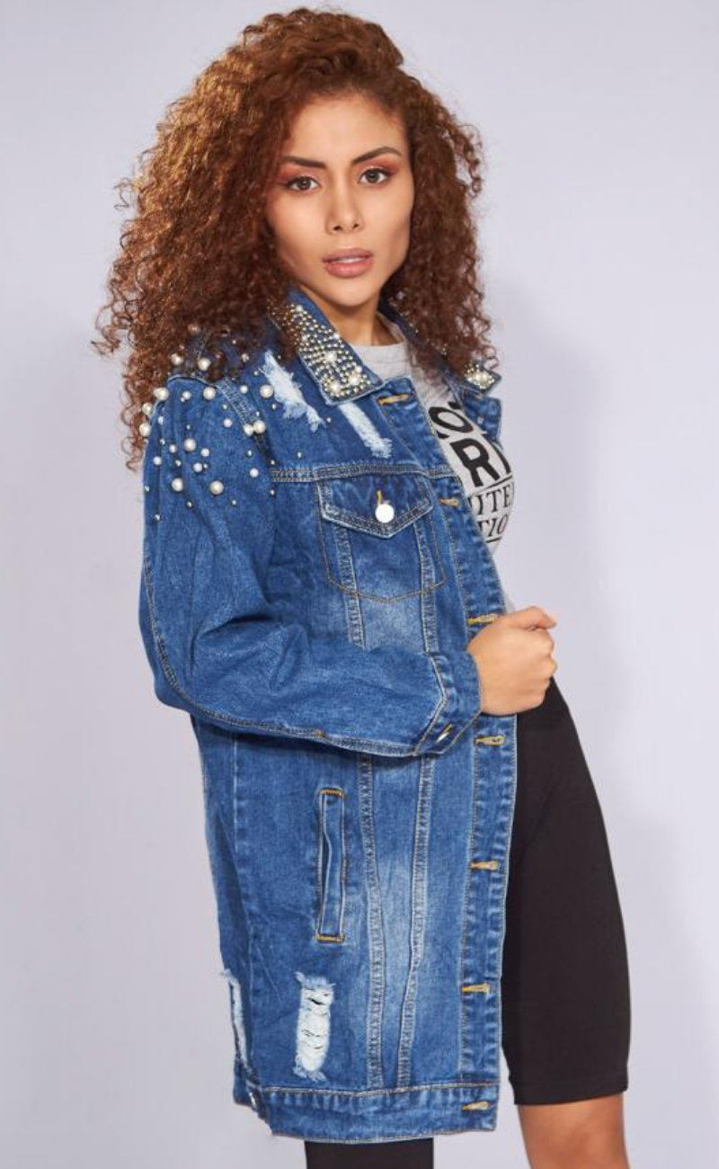 Gabán en jean rígido con taches tipo perla