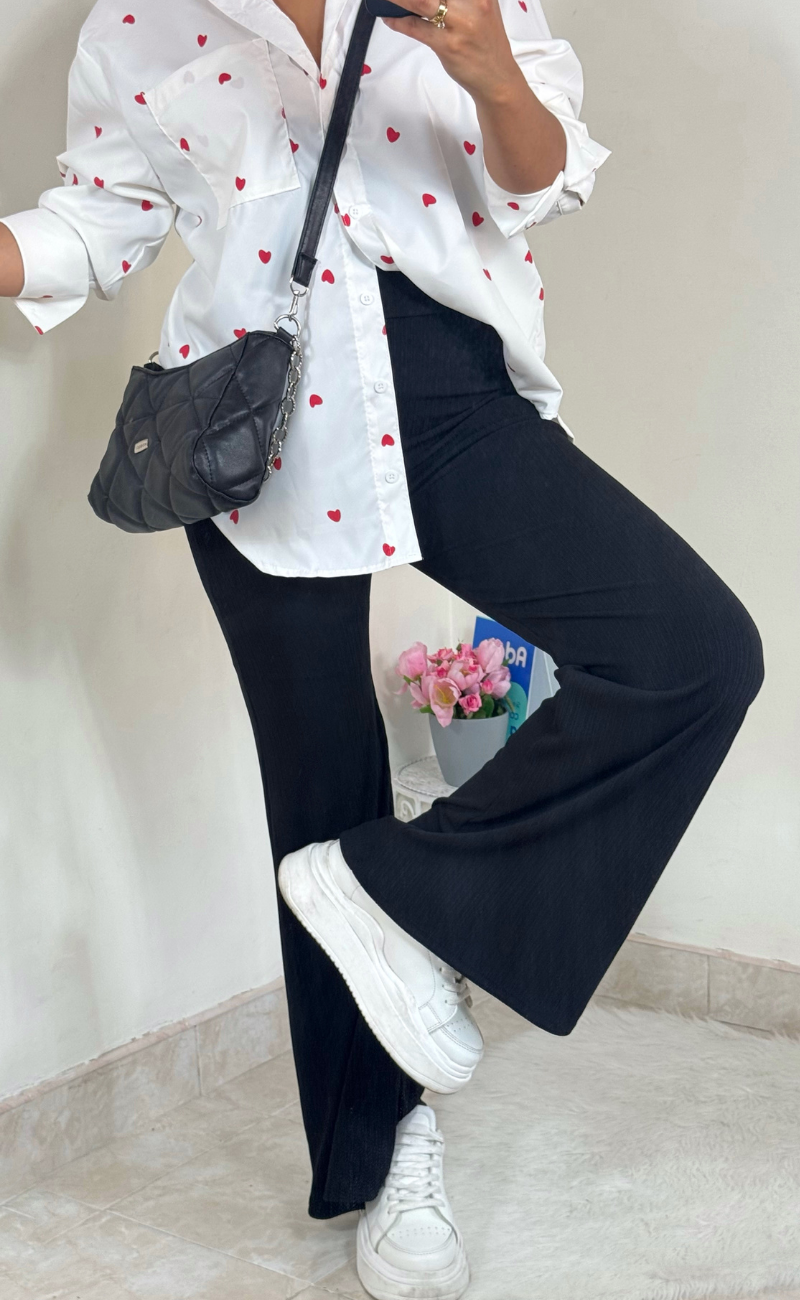 Pantalón tiro alto en acetato con estampado animal print