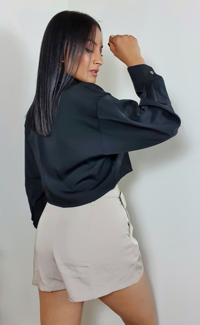 Short sofisticado en poliéster con correa