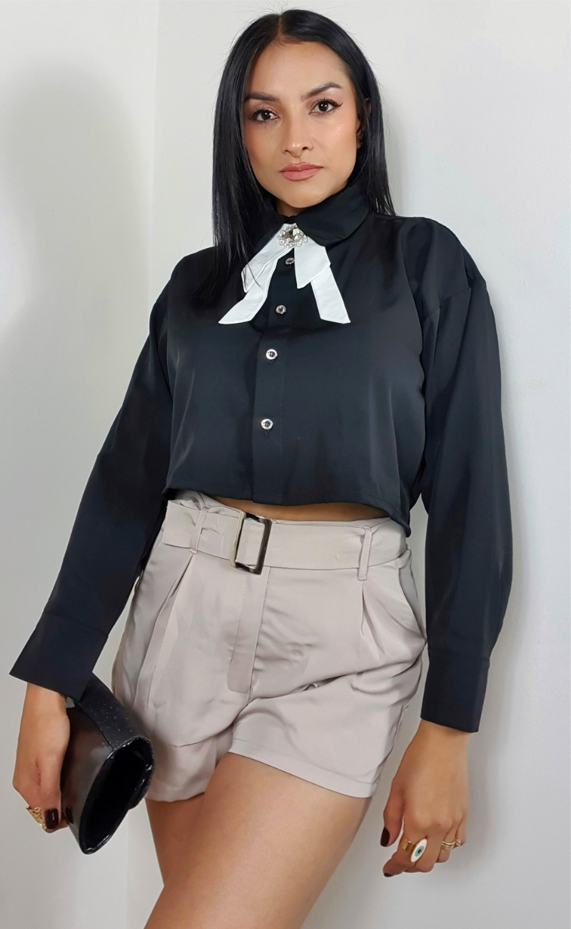 Short sofisticado en poliéster con correa